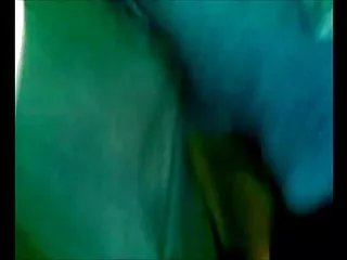 Брюнетка показывает стриптиз в сильное порно ванной